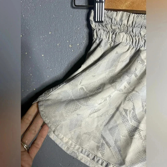 Lululemon Tracker Short V *4" Jasmine White. Size 2 - Picture 4 of 8